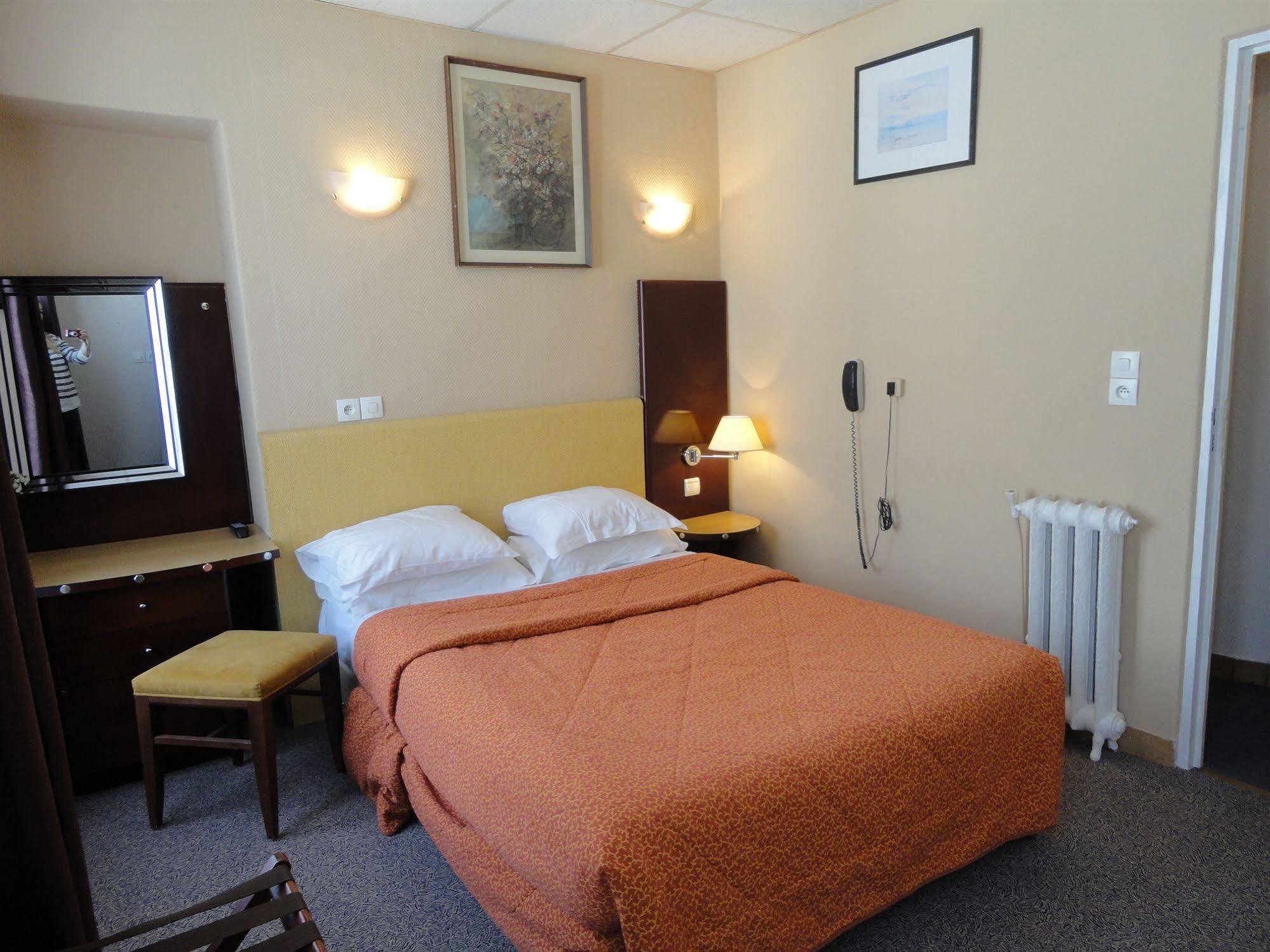 Hotel Clauzel Paris Luaran gambar